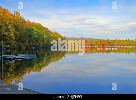 Hessischer See am Bear Mountain New York, USA, im Herbst mit Reflexionen und Ruderbooten. Stockfoto