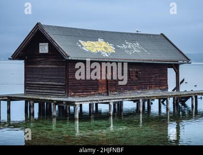 Mit Graffiti beschmiertes Bootshaus, Starnberger See, Tutzing, Fünfseenland, Oberbayern, Bayern, Deutschland, Europa Stockfoto