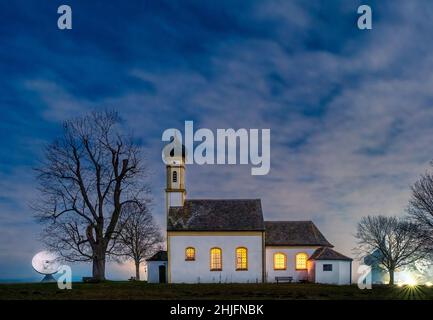 Kapelle St. Johann mit Parabolantenne zur blauen Stunde, Raisting, Oberbayern, Bayern, Deutschland, Europa Stockfoto