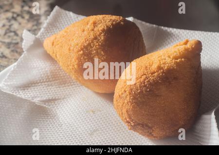 Coxinha traditionelle frittierte brasilianische Lebensmittel, auf einem Papiertuch. Stockfoto