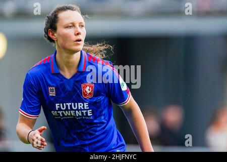 AMSTERDAM, NIEDERLANDE - 29. JANUAR: Fenna Kalma vom FC Twente läuft mit dem Ball beim KNVB Beker Spiel zwischen ASV Wartburgia und FC Twente im Sportpark Drieburg am 29. Januar 2022 in Amsterdam, Niederlande (Foto: Joris Verwijst/Orange Picts) Stockfoto