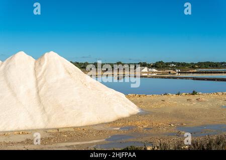 Traditionelle Salzfabrik, gelegen in der mallorquinischen Stadt Colonia de Sant Jordi, an einem sonnigen Tag Stockfoto