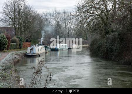 Winter auf dem Kennet- und Avon-Kanal. Canal gefroren an einem kalten frostigen Morgen im Januar, Bradford auf Avon, Wiltshire, England, Großbritannien Stockfoto