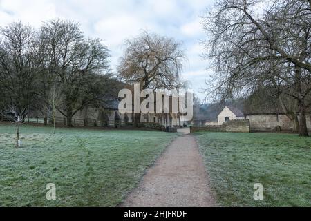 Pfad, der an einem kalten, frostigen Januarmorgen zur Zehenscheune in Bradford auf Avon führt, Bradford-on-Avon, Wiltshire, England, Großbritannien Stockfoto