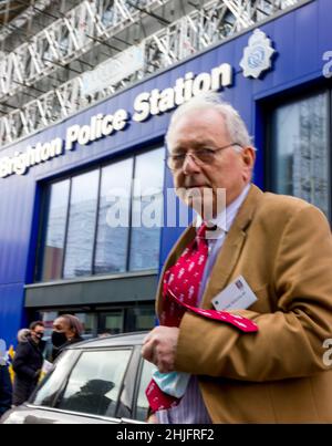 Brighton Polizeistation, Brighton, West Sussex, Großbritannien. 29th. Januar 2022. Der Parlamentsabgeordnete von Worthing, Sir Peter Bottomley, schloss sich seiner Familie und seinen Unterstützern an einer Mahnwache für Jay Abatan an an, der vor 23 Jahren im Alter von 42 Jahren nach einem Angriff am 29th. Januar 1999 starb. Jay, der mit seinem Bruder Michael einen Abend in den Ocean Rooms in Brighton verbracht hatte, wurde von einer Reihe von Männern angegriffen und starb einige Tage später an den Folgen einer Kopfverletzung, die während des Angriffs erlitten wurde. Trotz einer Reihe von Festnahmen wurde niemand für den Angriff verurteilt. Kredit: Newspics UK South/Alamy Live Nachrichten Stockfoto