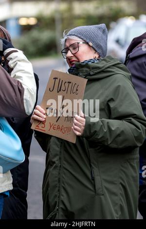 Brighton Polizeistation, Brighton, West Sussex, Großbritannien. 29th. Januar 2022. Der Parlamentsabgeordnete von Worthing, Sir Peter Bottomley, schloss sich seiner Familie und seinen Unterstützern an einer Mahnwache für Jay Abatan an an, der vor 23 Jahren im Alter von 42 Jahren nach einem Angriff am 29th. Januar 1999 starb. Jay, der mit seinem Bruder Michael einen Abend in den Ocean Rooms in Brighton verbracht hatte, wurde von einer Reihe von Männern angegriffen und starb einige Tage später an den Folgen einer Kopfverletzung, die während des Angriffs erlitten wurde. Trotz einer Reihe von Festnahmen wurde niemand für den Angriff verurteilt. Kredit: Newspics UK South/Alamy Live Nachrichten Stockfoto