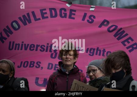 Brighton Polizeistation, Brighton, West Sussex, Großbritannien. 29th. Januar 2022. Der Parlamentsabgeordnete von Worthing, Sir Peter Bottomley, schloss sich seiner Familie und seinen Unterstützern an einer Mahnwache für Jay Abatan an an, der vor 23 Jahren im Alter von 42 Jahren nach einem Angriff am 29th. Januar 1999 starb. Jay, der mit seinem Bruder Michael einen Abend in den Ocean Rooms in Brighton verbracht hatte, wurde von einer Reihe von Männern angegriffen und starb einige Tage später an den Folgen einer Kopfverletzung, die während des Angriffs erlitten wurde. Trotz einer Reihe von Festnahmen wurde niemand für den Angriff verurteilt. Kredit: Newspics UK South/Alamy Live Nachrichten Stockfoto