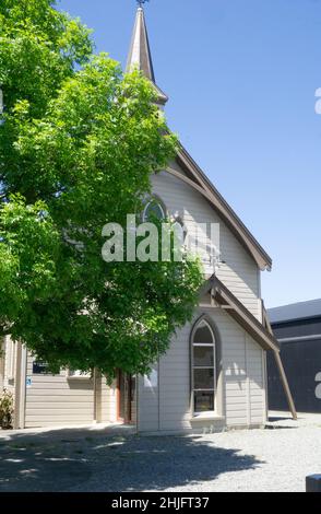 GREYTOWN, NEUSEELAND - NOVEMBER 2 2018; Straßenszene mit traditioneller religiöser Architektur der Kleinstadt Stockfoto