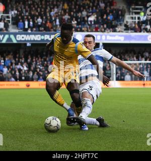 London, Großbritannien. 29th Januar 2022. Andy Yiadom von Reading wird am 29. Januar 2022 von Lee Wallace von QPR während des Spiels der EFL Sky Bet Championship zwischen den Queens Park Rangers und Reading im Kiyan Prince Foundation Stadium, London, England, angegangen. Foto von Ken Sparks. Nur zur redaktionellen Verwendung, Lizenz für kommerzielle Nutzung erforderlich. Keine Verwendung bei Wetten, Spielen oder Veröffentlichungen einzelner Clubs/Vereine/Spieler. Kredit: UK Sports Pics Ltd/Alamy Live Nachrichten Stockfoto