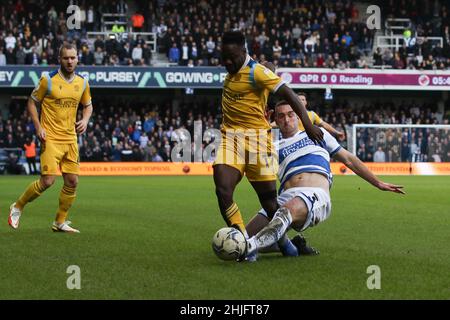 London, Großbritannien. 29th Januar 2022. Andy Yiadom von Reading wird am 29. Januar 2022 von Lee Wallace von QPR während des Spiels der EFL Sky Bet Championship zwischen den Queens Park Rangers und Reading im Kiyan Prince Foundation Stadium, London, England, angegangen. Foto von Ken Sparks. Nur zur redaktionellen Verwendung, Lizenz für kommerzielle Nutzung erforderlich. Keine Verwendung bei Wetten, Spielen oder Veröffentlichungen einzelner Clubs/Vereine/Spieler. Kredit: UK Sports Pics Ltd/Alamy Live Nachrichten Stockfoto