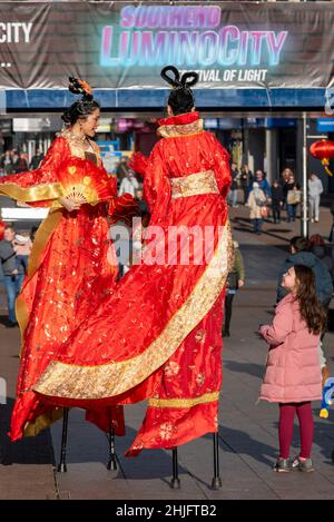 Chinesisches Neujahr 2022, Lunar New Year celebration Event in der High Street, Southend on Sea, Essex, Großbritannien Stelzer Wanderer in traditionellen chinesischen Kostümen Stockfoto