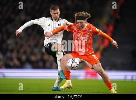 Fulham's Joe Bryan (links) und Blackpool's Josh Bowler kämpfen während des Sky Bet Championship-Spiels im Craven Cottage, London, um den Ball. Bilddatum: Samstag, 29. Januar 2022. Stockfoto