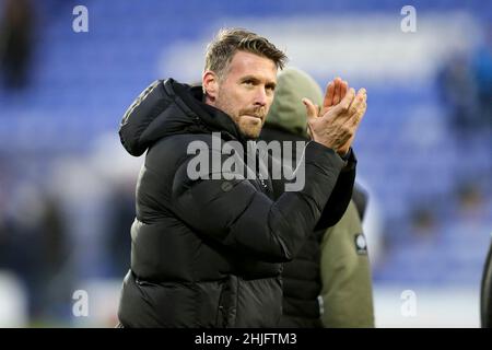 Birkenhead, Großbritannien. 29th Januar 2022. Rob Edwards, Manager von Forest Green Rovers, feiert den Sieg am Ende des Spiels. EFL Skybet Football League Two Match, Tranmere Rovers gegen Forest Green Rovers im Prenton Park, Birkenhead, Wirral am Samstag, 29th. Januar 2022. Dieses Bild darf nur für redaktionelle Zwecke verwendet werden. Nur zur redaktionellen Verwendung, Lizenz für kommerzielle Nutzung erforderlich. Keine Verwendung bei Wetten, Spielen oder Veröffentlichungen in einem Club/einer Liga/einem Spieler.PIC von Chris Stading/Andrew Orchard Sports Photography/Alamy Live News Credit: Andrew Orchard Sports Photography/Alamy Live News Stockfoto