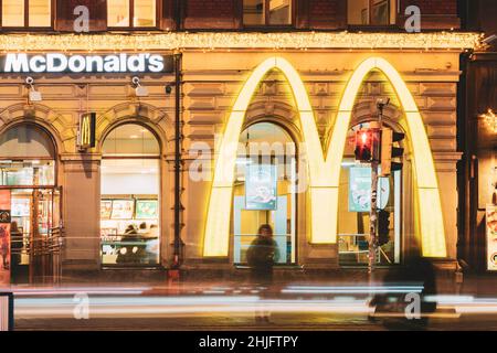 Helsinki, Finnland. Großes Logo Des Mcdonalds Restaurant Cafe Im Alten Gebäude In Der Mannerheim Avenue Street. Stockfoto