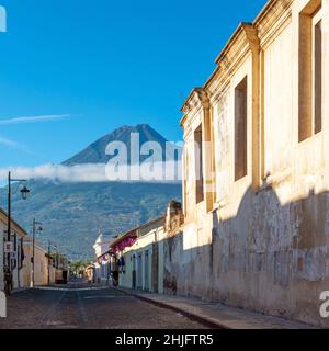 Antigua Stadt bei Sonnenaufgang mit Agua Vulkan bei Sonnenaufgang mit Kopierraum, Guatemala, Mittelamerika. Stockfoto