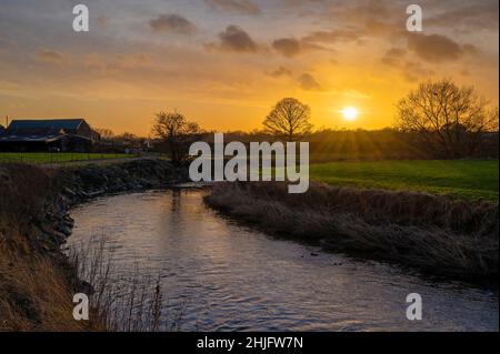 Water Farm House, River Roch, Bury, Großbritannien Wetter, 29th. Januar 2022. Mit Water Farmhouse auf der linken Seite, Sunset Streiks entlang des Flusses Roch, Bury, Greater Manchester. Quelle: Tom McAtee/Alamy Live News Stockfoto