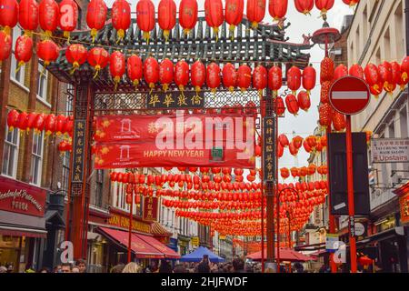 London, Großbritannien 29th. Januar 2022. Neue rote Laternen und Schilder für ein glückliches neues Jahr schmücken Chinatown vor dem Mondneujahr/Chinesisches Neujahr. Dieses Jahr ist das Jahr des Tigers. Stockfoto