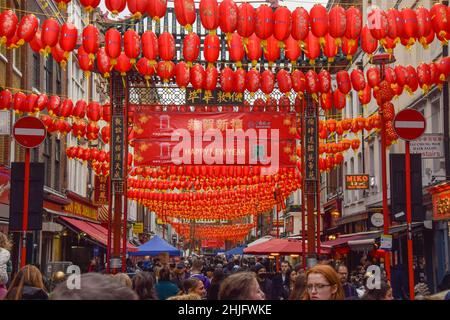 London, Großbritannien 29th. Januar 2022. Neue rote Laternen und Schilder für ein glückliches neues Jahr schmücken Chinatown vor dem Mondneujahr/Chinesisches Neujahr. Dieses Jahr ist das Jahr des Tigers. Stockfoto