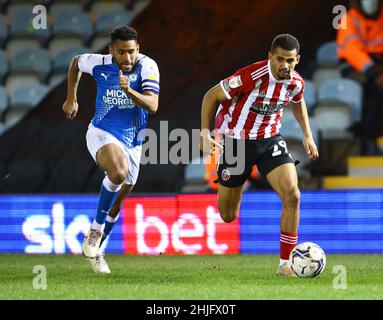 Peterborough, England, 29th. Januar 2022. Lliman Ndiaye von Sheffield Utd wird sich beim Sky Bet Championship-Spiel in der London Road, Peterborough, von Nathan Thompson von Peterborough Utd absetzen. Bildnachweis sollte lauten: David Klein / Sportimage Kredit: Sportimage/Alamy Live News Stockfoto