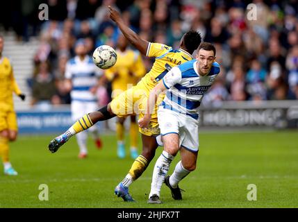 Lee Wallace von den Queens Park Rangers (rechts) und Andy Yiadom von Reading kämpfen während des Sky Bet Championship-Spiels im Kiyan Prince Foundation Stadium, London, um den Ball. Bilddatum: Samstag, 29. Januar 2022. Stockfoto