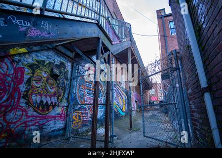 Farbenfrohe Graffiti zieren eine Gasse in Winston-Salem, NC. Stockfoto