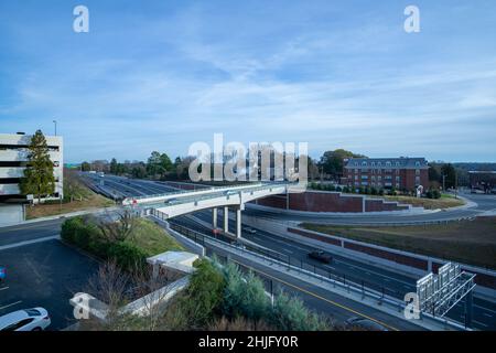 Blick nach Südosten in Richtung Salem Parkway und Church Street Overpass. Stockfoto