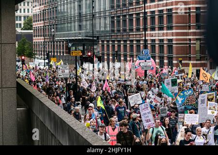 London, UK-28 Aug 2021: Eine große Menge von Demonstranten marschiert durch die Londoner Straßen zum Animal Rights March, der von Extinction Rebellion UK organisiert wird. Riesiges Negro Stockfoto