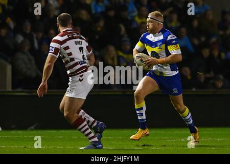 Oliver Holmes (12) von Warrington Wolves in Aktion Stockfoto