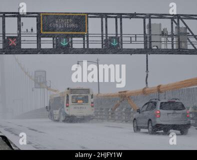 Halifax, Nova Scotia, Kanada. 29th. Januar 2022. Reduzierter Verkehr auf der MacDonald-Brücke nach Halifax mit fast Null Sichtweite während eines Winterschneesturms Stockfoto