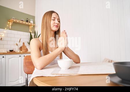 Junge Frau posiert in der Küche. Startseite Urlaub Porträt. Blogger. Allein im Innenraum Stockfoto