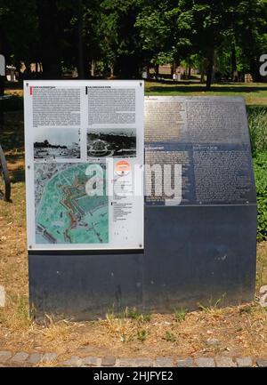 Belgrad, Serbien - 5. Juli 2021: Kalemegdan Park Festung Touristenattraktion Informationskarte mit Braille Alphabet in der Stadt. Stockfoto