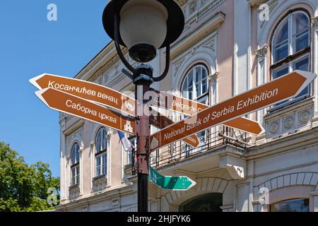 Belgrad, Serbien - 5. Juli 2021: Touristeninfo-Schild mit Pfeilen an der Knez Mihailova Straße im Stadtzentrum. Stockfoto