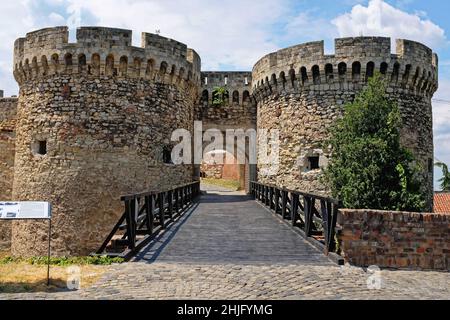 Belgrad, Serbien - 5. Juli 2021: Zindan Tor Holzbrücke zur Festung Kalemegdan am Sommertag. Stockfoto