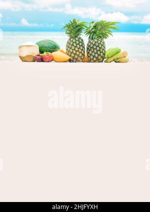 Nahaufnahme von exotischen und farbenfrohen tropischen frischen Früchten am Strand. Sommer gesunde Vitamin-Mix-Tapete. Leerer Ort und Platz für Text oder Logo Stockfoto