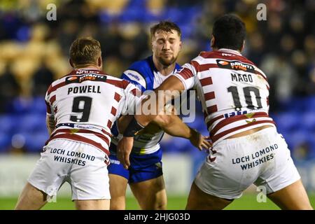 Matt Davis (17) von Warrington Wolves wird von Sam Powell (9) und Patrick Mago (10) von Wigan Warriors angegangen Stockfoto