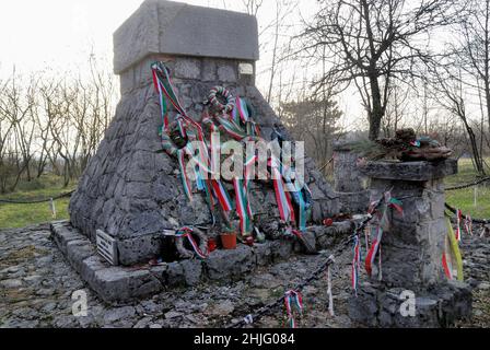 Das Denkmal, das dem 4th Regiment Honved in San Martino del Carso gewidmet ist, wurde von den ungarischen Truppen im Herbst 1917, nach der zwölften Schlacht des Isonzo, errichtet. Die verkürzte Pyramide wurde mit den Steinen der nahegelegenen Kirche gebaut, die von den Truppen der Terza Armata zerstört wurde, weil sie dachten, es sei ein österreichisch-ungarischer Beobachtungsposten. Die Steine sind mit Kreisen eingraviert, dem typischen Muster der Gedenkstätten der Magyar-Einheiten. Stockfoto