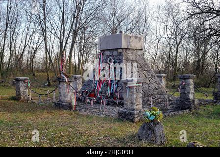 Das Denkmal, das dem 4th Regiment Honved in San Martino del Carso gewidmet ist, wurde von den ungarischen Truppen im Herbst 1917, nach der zwölften Schlacht des Isonzo, errichtet. Die verkürzte Pyramide wurde mit den Steinen der nahegelegenen Kirche gebaut, die von den Truppen der Terza Armata zerstört wurde, weil sie dachten, es sei ein österreichisch-ungarischer Beobachtungsposten. Die Steine sind mit Kreisen eingraviert, dem typischen Muster der Gedenkstätten der Magyar-Einheiten. Stockfoto