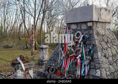 Das Denkmal, das dem 4th Regiment Honved in San Martino del Carso gewidmet ist, wurde von den ungarischen Truppen im Herbst 1917, nach der zwölften Schlacht des Isonzo, errichtet. Die verkürzte Pyramide wurde mit den Steinen der nahegelegenen Kirche gebaut, die von den Truppen der Terza Armata zerstört wurde, weil sie dachten, es sei ein österreichisch-ungarischer Beobachtungsposten. Die Steine sind mit Kreisen eingraviert, dem typischen Muster der Gedenkstätten der Magyar-Einheiten. Stockfoto