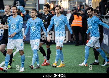 Malmoe, Schweden. 28th Januar 2022. Niklas Moisander (4), Patriot Sejdiu (36) und Felix Beijmo (14) von Malmoe FF betreten das Feld für ein Testspiel zwischen Malmoe FF und Jammerbugt FC bei Malmoe Idrottsplats in Malmoe. (Foto: Gonzales Photo/Alamy Live News Stockfoto