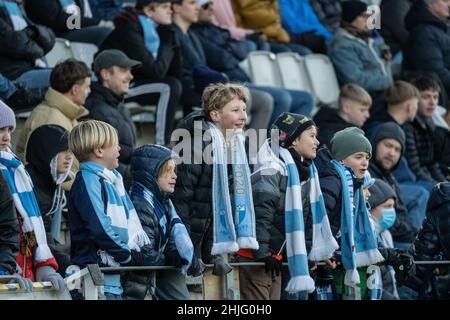 Malmoe, Schweden. 28th Januar 2022. Fußballfans von Malmoe FF sahen sich während eines Testspiels zwischen Malmoe FF und Jammerbugt FC auf der Tribüne bei Malmoe Idrottsplats in Malmoe an. (Foto: Gonzales Photo/Alamy Live News Stockfoto