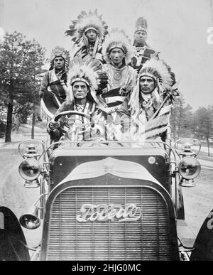 Edwin Levic Foto mit dem Titel Indians in an Automobile - Foto zeigt sechs indianische Männer in traditioneller Kleidung in einem Auto von Papst-Toledo. Stockfoto