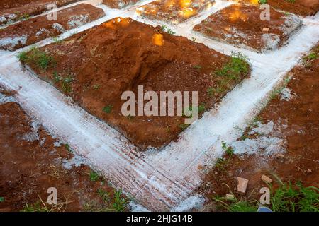 Schräge Draufsicht auf Betonfundamente auf einer Baustelle Stockfoto