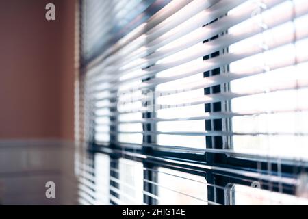 Nahaufnahme der horizontalen Jalousien aus Aluminium Stockfoto