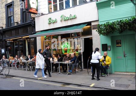 London, Großbritannien. 29th Januar 2022. Bar Italia in 21 Frith Street, Soho London, W1D 4RN. West End ist am Samstagnachmittag voll, da die Einschränkungen aufgehoben wurden. Kredit: JOHNNY ARMSTEAD/Alamy Live Nachrichten Stockfoto