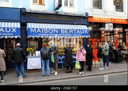 London, Großbritannien. 29th Januar 2022. Maison Bertaux ist eine französische pâtisserie in der Greek Street, Soho, London. Der Laden begann 1871 und ist damit die älteste pâtisserie in London. West End ist am Samstagnachmittag voll, da die Einschränkungen aufgehoben wurden. Kredit: JOHNNY ARMSTEAD/Alamy Live Nachrichten