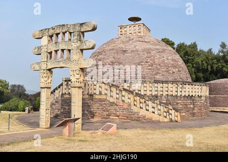 Stupa Nr. 3, Gateway und Stairway. Hat eine Krone auf der halbkugelförmigen Kuppel, die eine besondere religiöse Bedeutung hat. Sanchi-Denkmäler, Weltkulturerbe Stockfoto