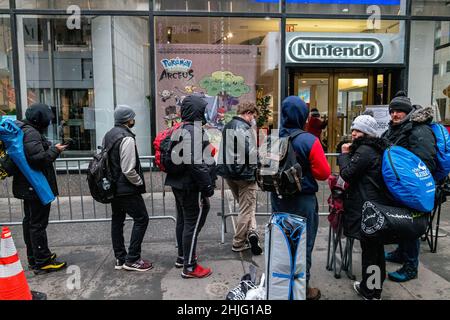 New York, New York, USA. 28th Januar 2022. Die Spieler warten in der Schlange auf die neue Veröffentlichung von Nintendos Pokeman Legends Arceus-Spiel im Nintendo-Geschäft am 48th in New York. Über 3.000 Spiele waren auf Lager, sagten Beamte. (Bild: © Brian Branch Price/ZUMA Press Wire) Stockfoto