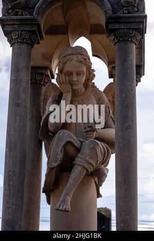 edicule mit denkender Engel in Erinnerung an Gabriel Bordoy, 1911, Friedhof Alaró, Mallorca, Balearen, Spanien Stockfoto