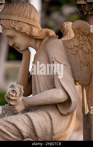 edicule mit denkender Engel in Erinnerung an Gabriel Bordoy, 1911, Friedhof Alaró, Mallorca, Balearen, Spanien Stockfoto