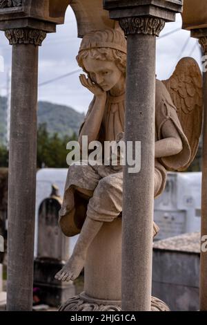 edicule mit denkender Engel in Erinnerung an Gabriel Bordoy, 1911, Friedhof Alaró, Mallorca, Balearen, Spanien Stockfoto